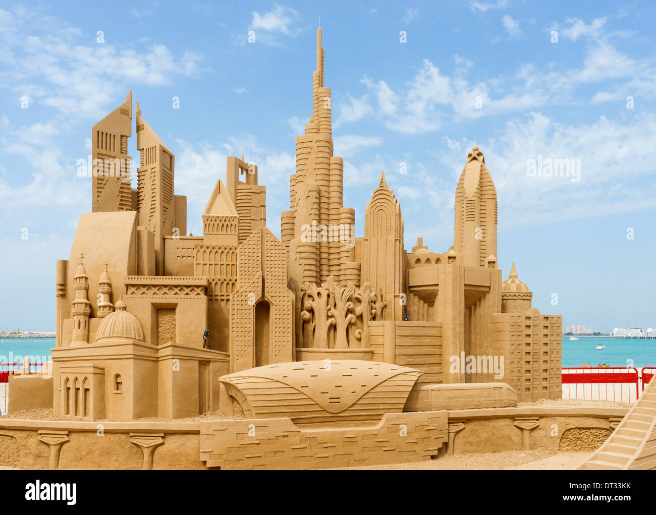 La scultura di sabbia di skyline di Dubai con molti edifici pietra miliare sulla spiaggia in Dubai Emirati Arabi Uniti Foto Stock
