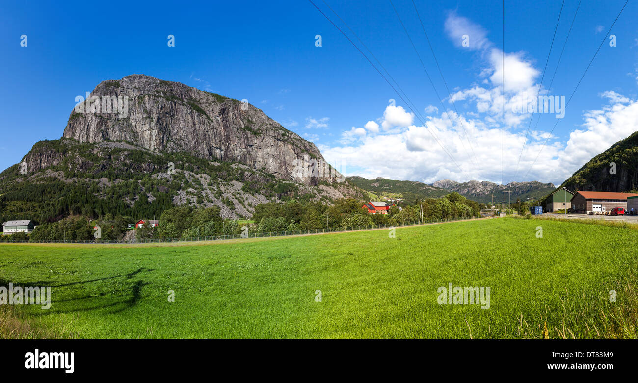 Montagne norvegesi paesaggio contro il cielo blu. Foto Stock