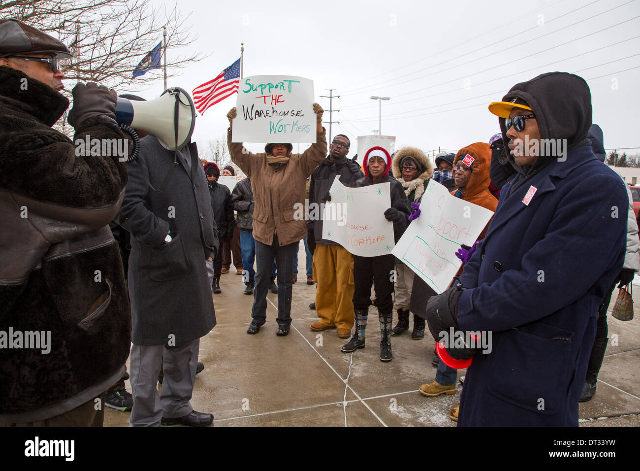 Warren, Michigan STATI UNITI D'AMERICA - Membri di posti di lavoro con la giustizia rally a sostegno dei lavoratori in un Walmart supply chain warehouse in Indiana che ha rifiutato di lavorare senza calore in condizioni meteo sottozero. Il magazzino è azionato da un Walmart contraente, Linc logistica. Linc della logistica è di proprietà di Detroit billionnaire Matty Maroun. Credito: Jim West/Alamy Live News Foto Stock