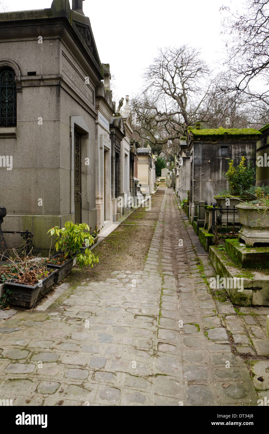 Strada di Pere Lachaise, fiancheggiata da mausolei e tombe, il più grande cimitero di Parigi, Francia. Foto Stock