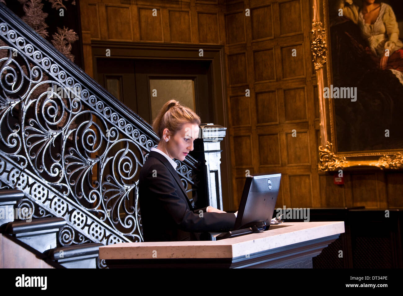 Dundee, Scotland, Regno Unito. Il 7 febbraio, 2014. Il Malmaison è un stile francese lussuoso ed esclusivo hotel formalmente la storica Tay Hotel ed è un elencati C edificio. In apertura di giornata è stato giovedì 6 febbraio 2014 di Dundee. Addette alla reception prenotazione camere per gli ospiti presso la reception principale area interna La Malmaison Hotel. Credito: Dundee fotografico / Alamy Live News Foto Stock