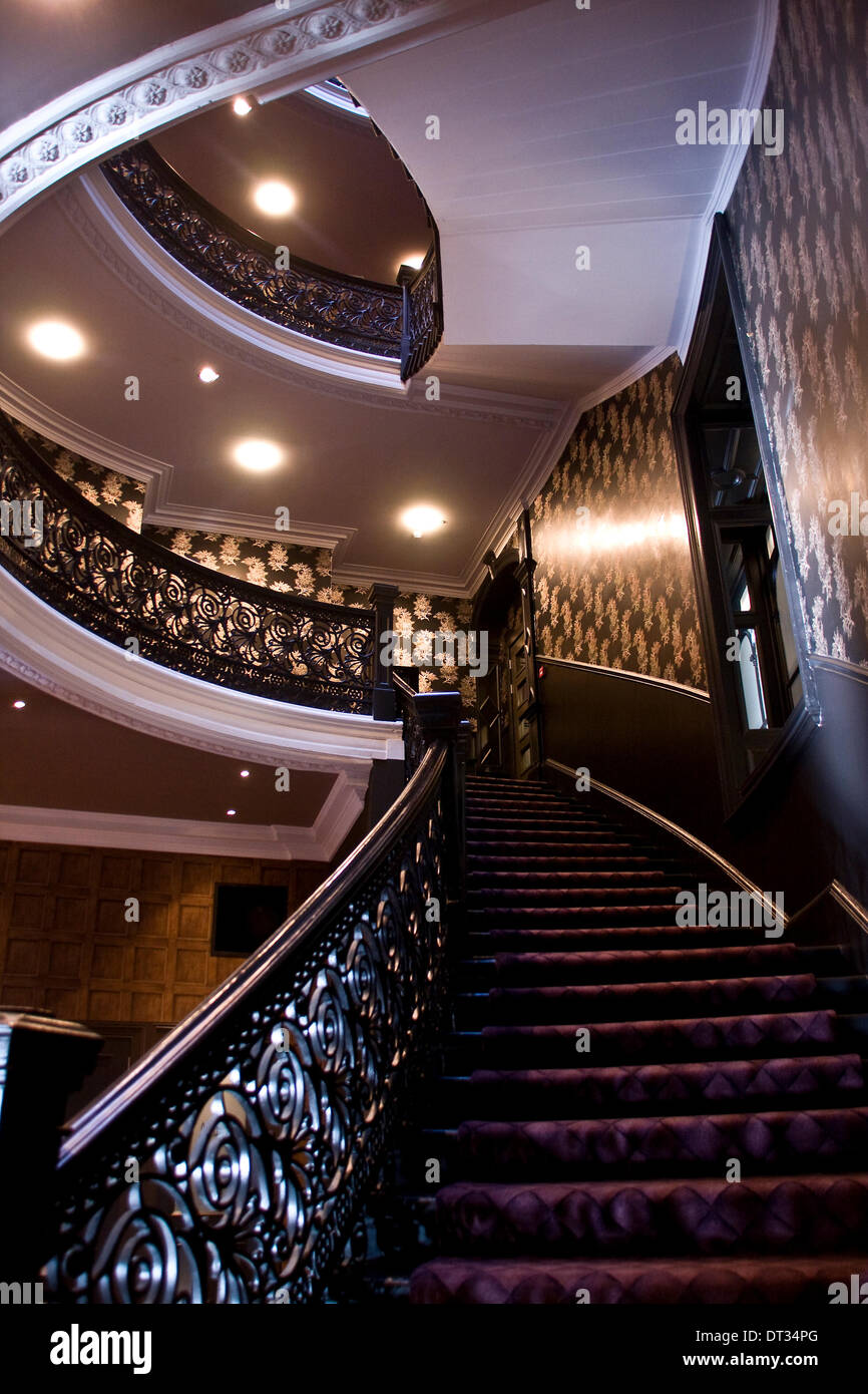Dundee, Scotland, Regno Unito. Il 7 febbraio, 2014. Il Malmaison è un stile francese lussuoso ed esclusivo hotel formalmente la storica Tay Hotel ed è un elencati C edificio. In apertura di giornata è stato giovedì 6 febbraio 2014 di Dundee. Vittoriano tromba delle scale a spirale è unico con MH scritte in decorativi in ferro battuto di filigrana che conduce fino alle camere con bagno interno La Malmaison Hotel. Credito: Dundee fotografico / Alamy Live News Foto Stock