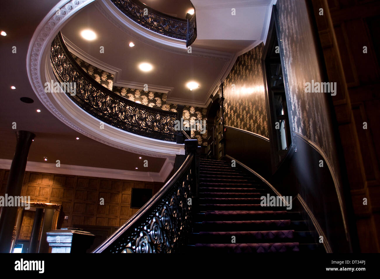 Dundee, Scotland, Regno Unito. Il 7 febbraio, 2014. Il Malmaison è un stile francese lussuoso ed esclusivo hotel formalmente la storica Tay Hotel ed è un elencati C edificio. In apertura di giornata è stato giovedì 6 febbraio 2014 di Dundee. Vittoriano tromba delle scale a spirale è unico con MH scritte in decorativi in ferro battuto di filigrana che conduce fino alle camere con bagno interno La Malmaison Hotel. Credito: Dundee fotografico / Alamy Live News Foto Stock