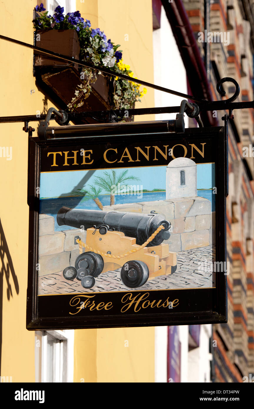 Il Cannone pub segno, Newport Pagnell, Buckinghamshire, Inghilterra, Regno Unito Foto Stock