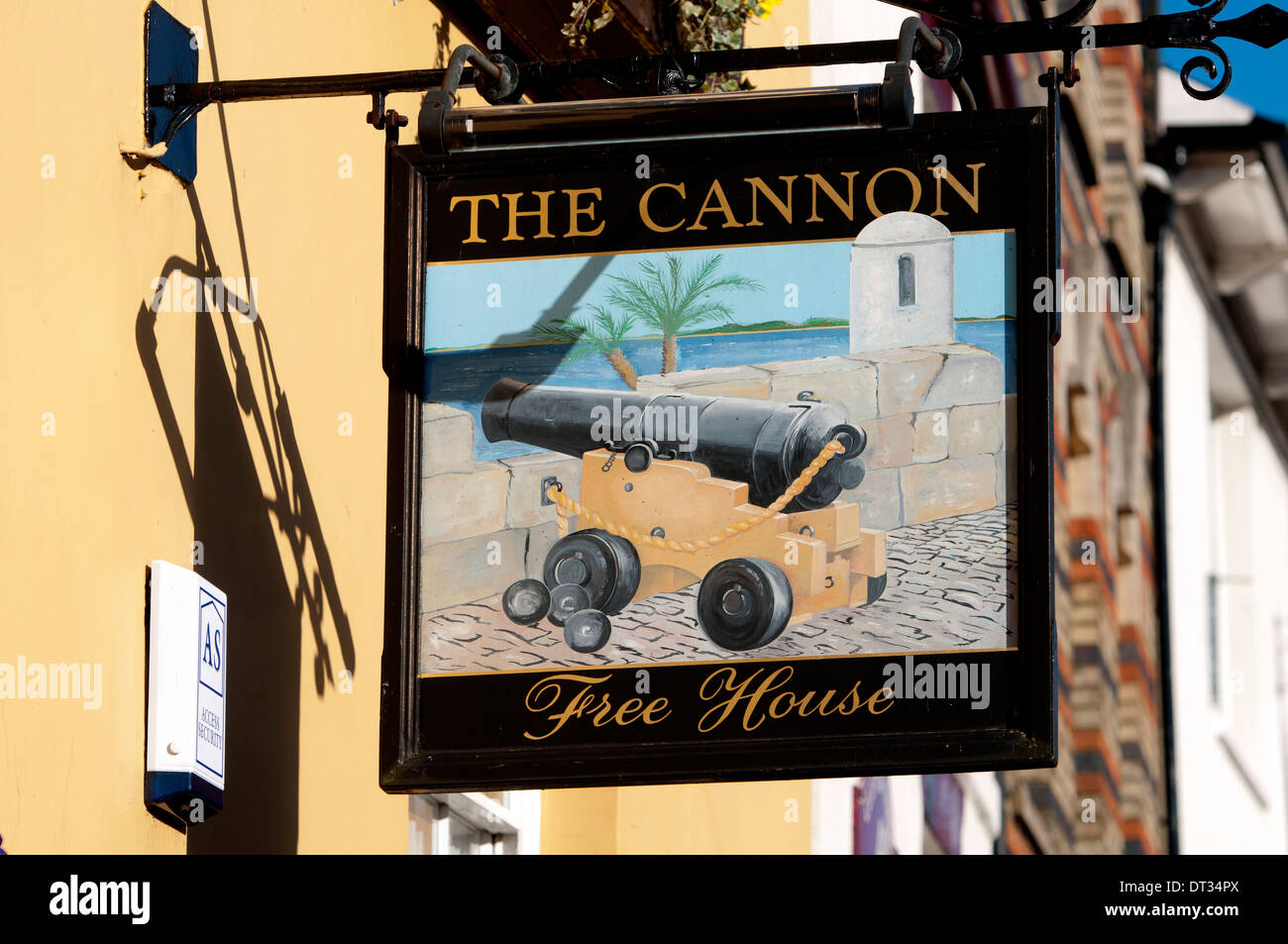 Il Cannone pub segno, Newport Pagnell, Buckinghamshire, Inghilterra, Regno Unito Foto Stock