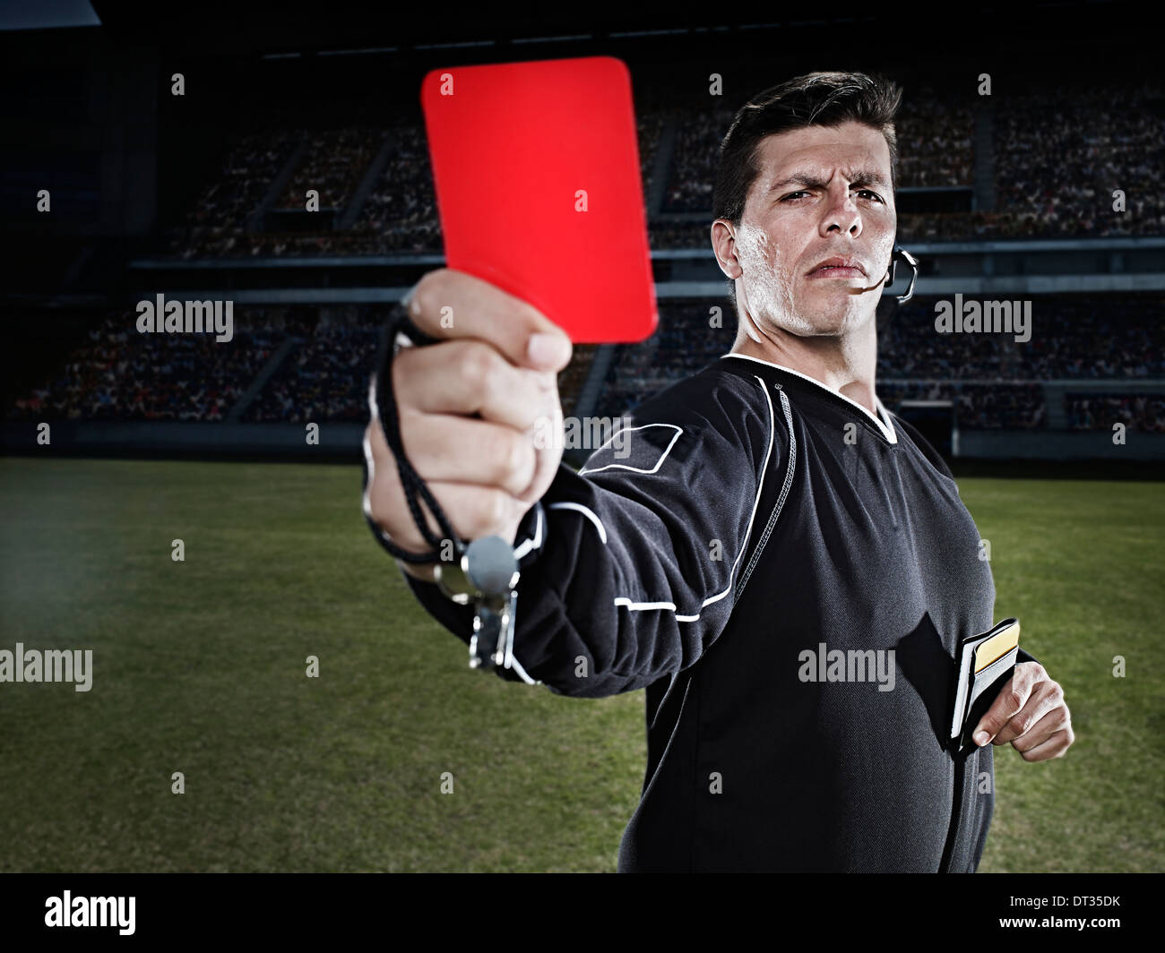 Arbitro lampeggiante di colore rosso della carta sul campo di calcio Foto Stock