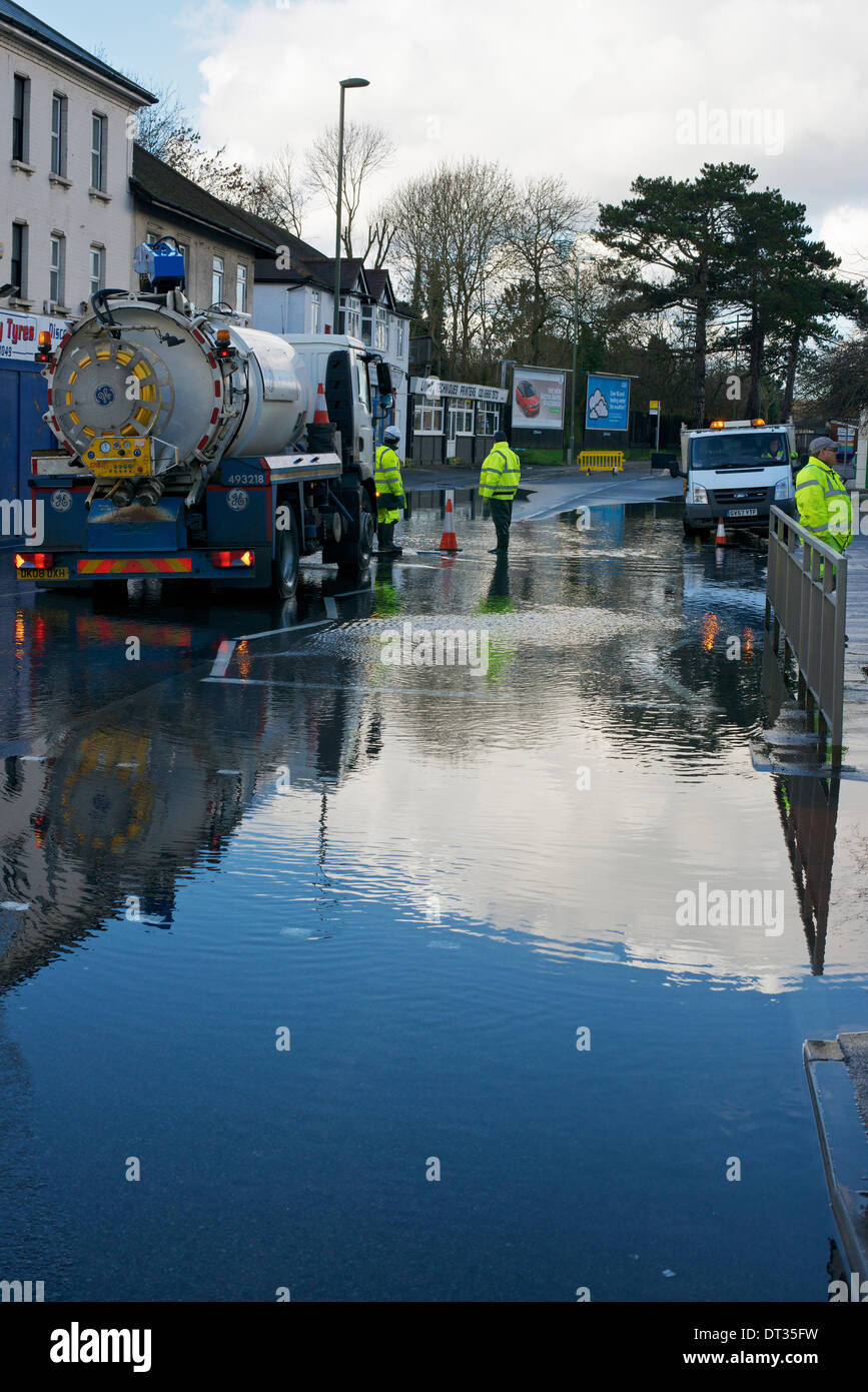 Whyteleafe, Purley, Surrey. Venerdì 7 febbraio 2014. Allagamento chiude la A22 di Whyteleafe, Purley, Surrey. Credito: Foto di Lindsay Constable/ Alamy Live News Foto Stock