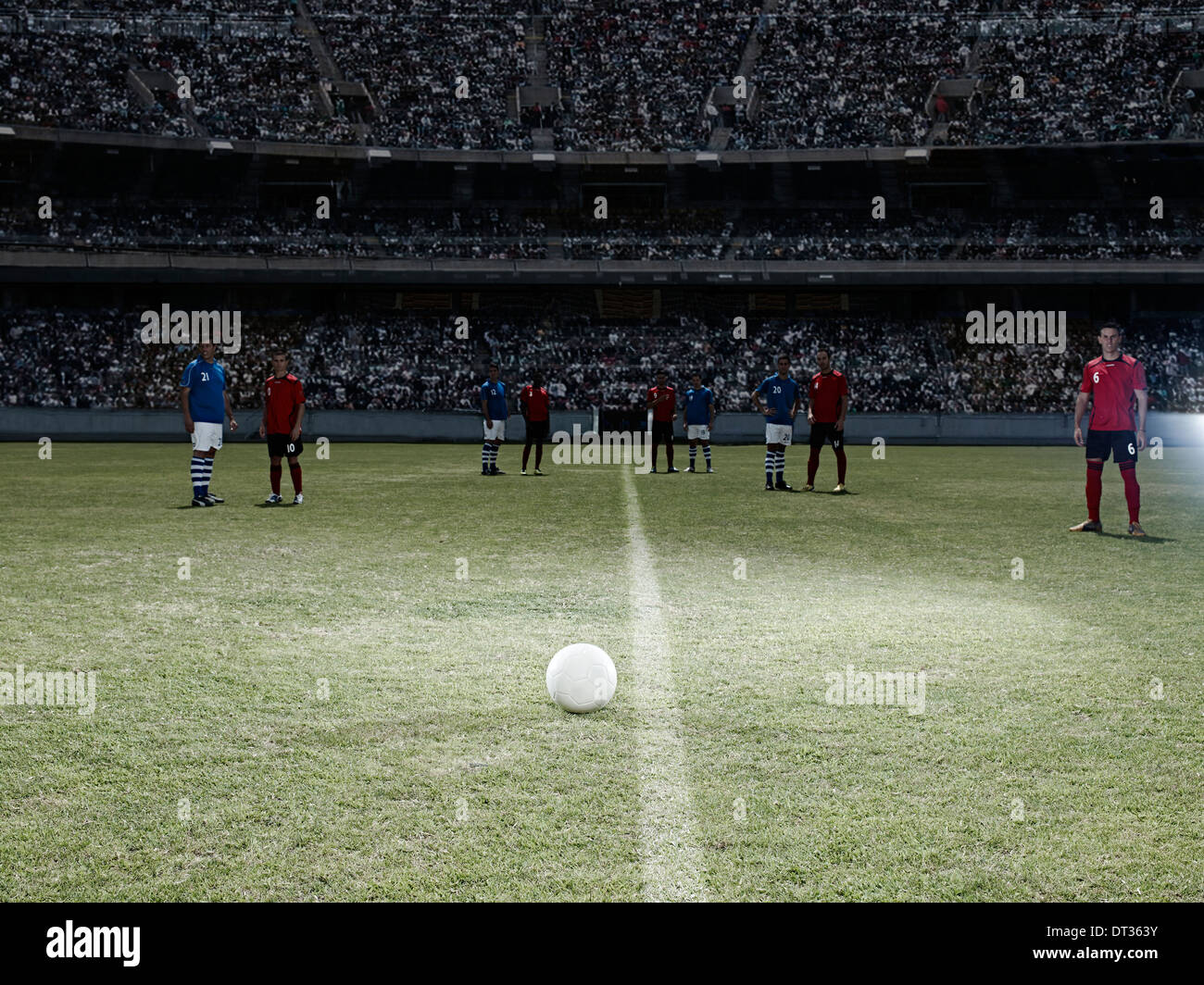 Pallone da calcio seduto sul campo Foto Stock