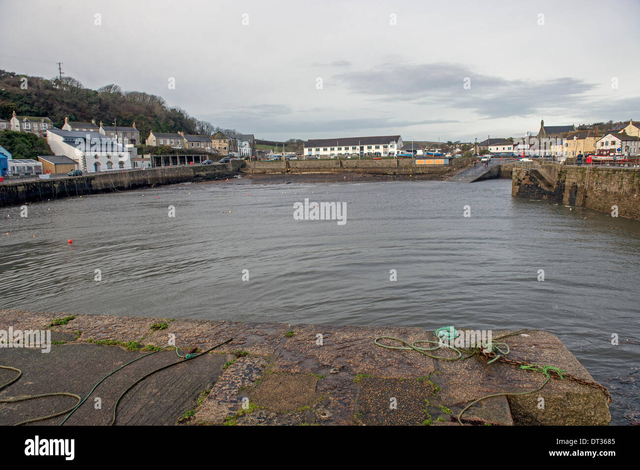 Porthleven, Cornwall, Regno Unito. 7 febbraio 2014. Porto Porthleven completamente vuoto in preparazione per la prossima grande tempesta Credito: Bob Sharples Alamy/Live News Foto Stock
