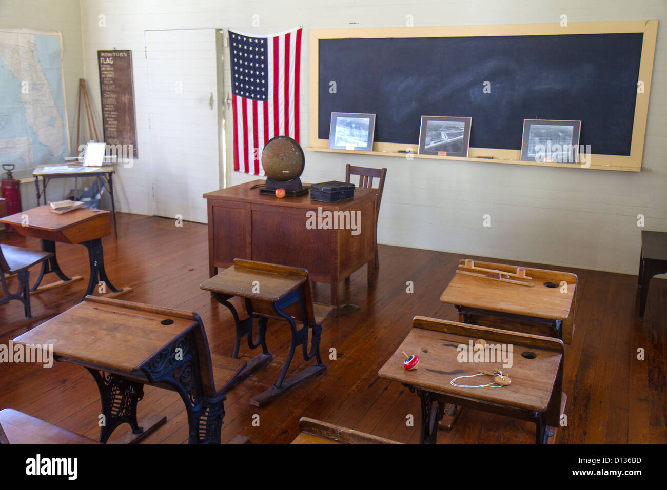 Sanibel Island Florida, Sanibel Historical Museum & Village, scuola, scuola, aula, scrivanie, insegnante, lavagna, bandiera, FL131109074 Foto Stock