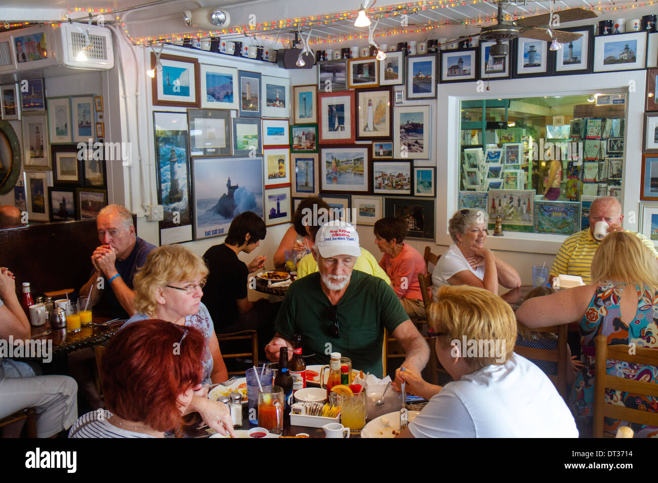 Florida Sanibel Barrier Island, The Lighthouse Cafe, ristorante ristoranti cibo mangiare fuori caffè bistrot caffè, interno, tavoli, adulti Foto Stock