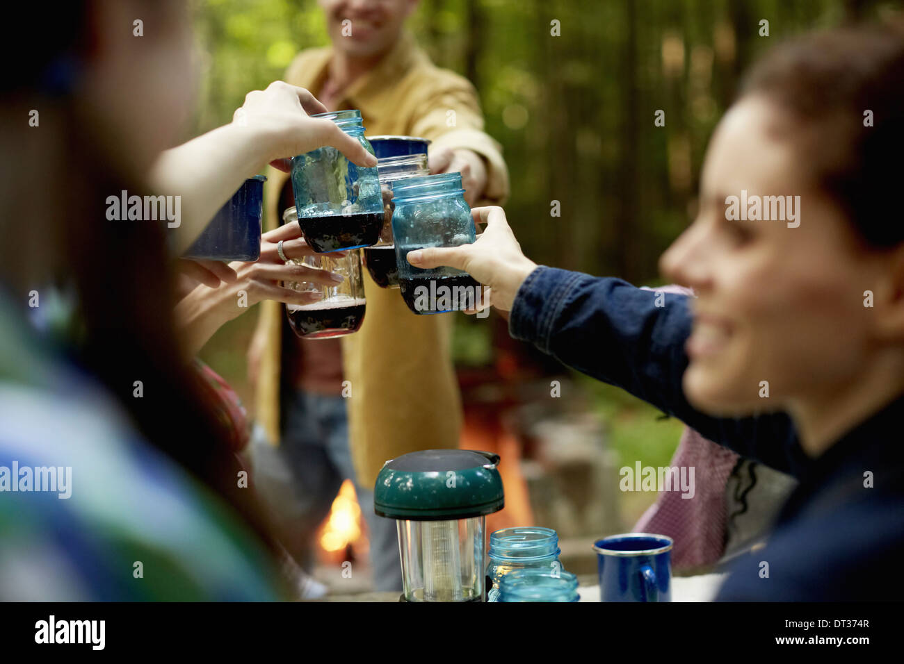 Un campeggio radura nel bosco persone sedute Foto Stock