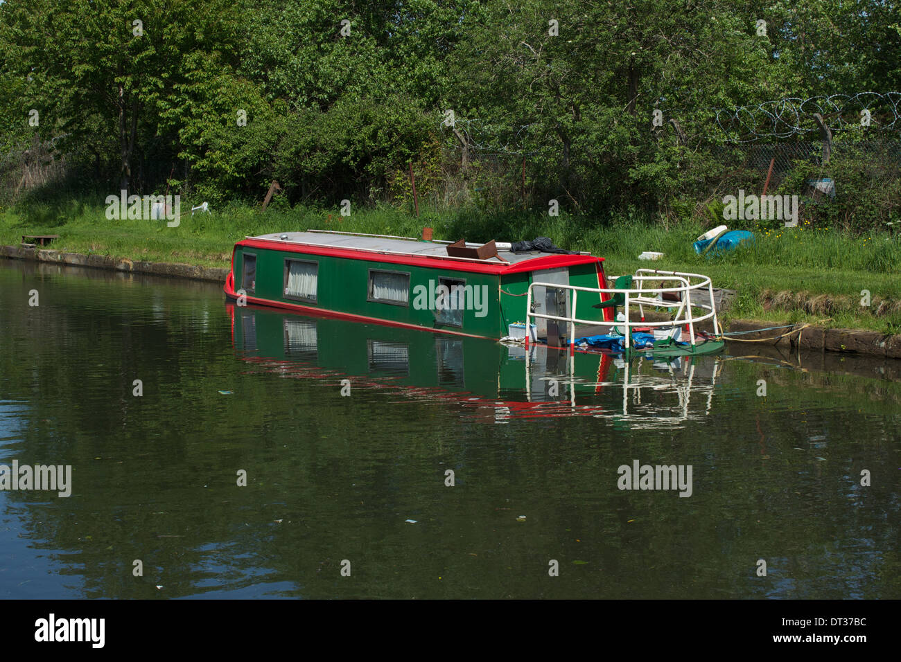Sunken Narrowboat su Bridgewater Canal, Stretford, Manchester, Regno Unito Foto Stock