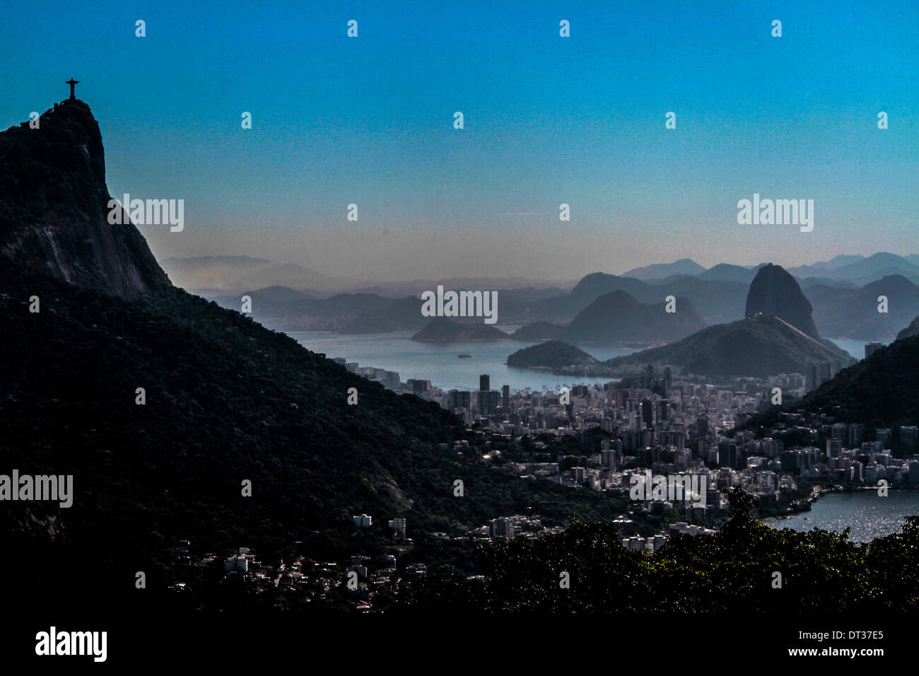 Cristo, il Pan di Zucchero e la baia di Guanabara vista dal cinese vista sul Parco Nazionale della Tijuca, Rio de Janeiro, Brasile Foto Stock