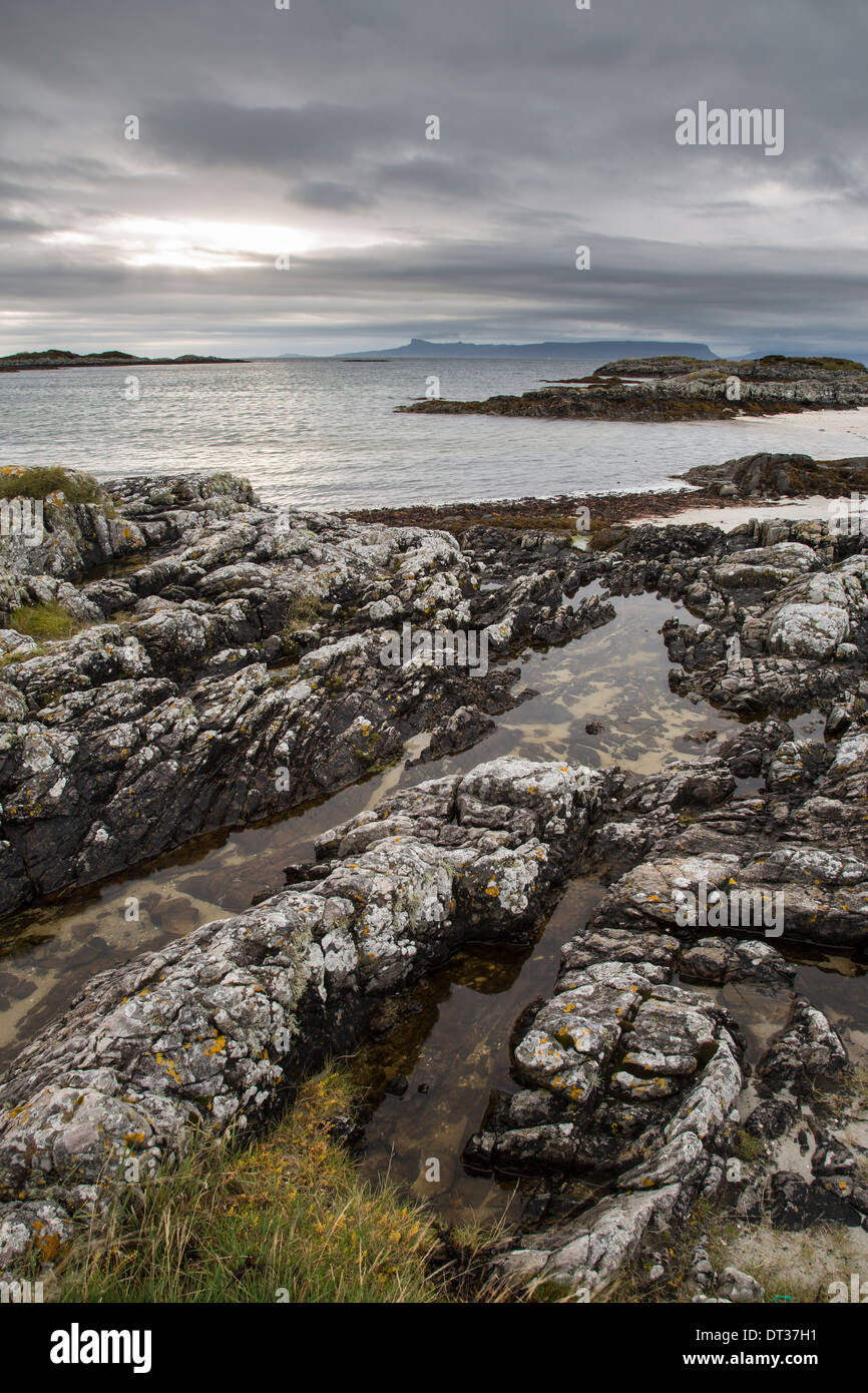 Formazioni di roccia ad alta marea, Portnaluchaig, Arisaig, Scozia Foto Stock