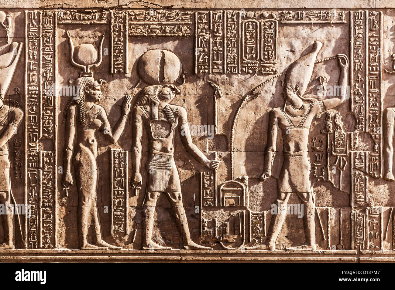 Bassorilievo incisioni su una parete dell'antico tempio Egizio a Kom Ombo. Foto Stock