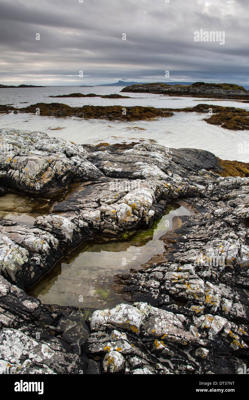 Formazioni di roccia ad alta marea, Portnaluchaig, Arisaig, Scozia Foto Stock