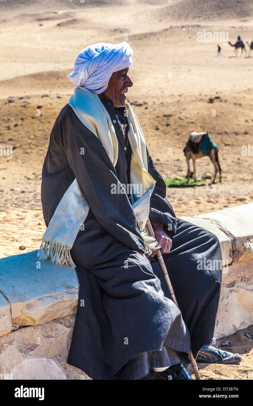 Un anziano uomo arabo siede sul plateau di Giza in Egitto. Foto Stock