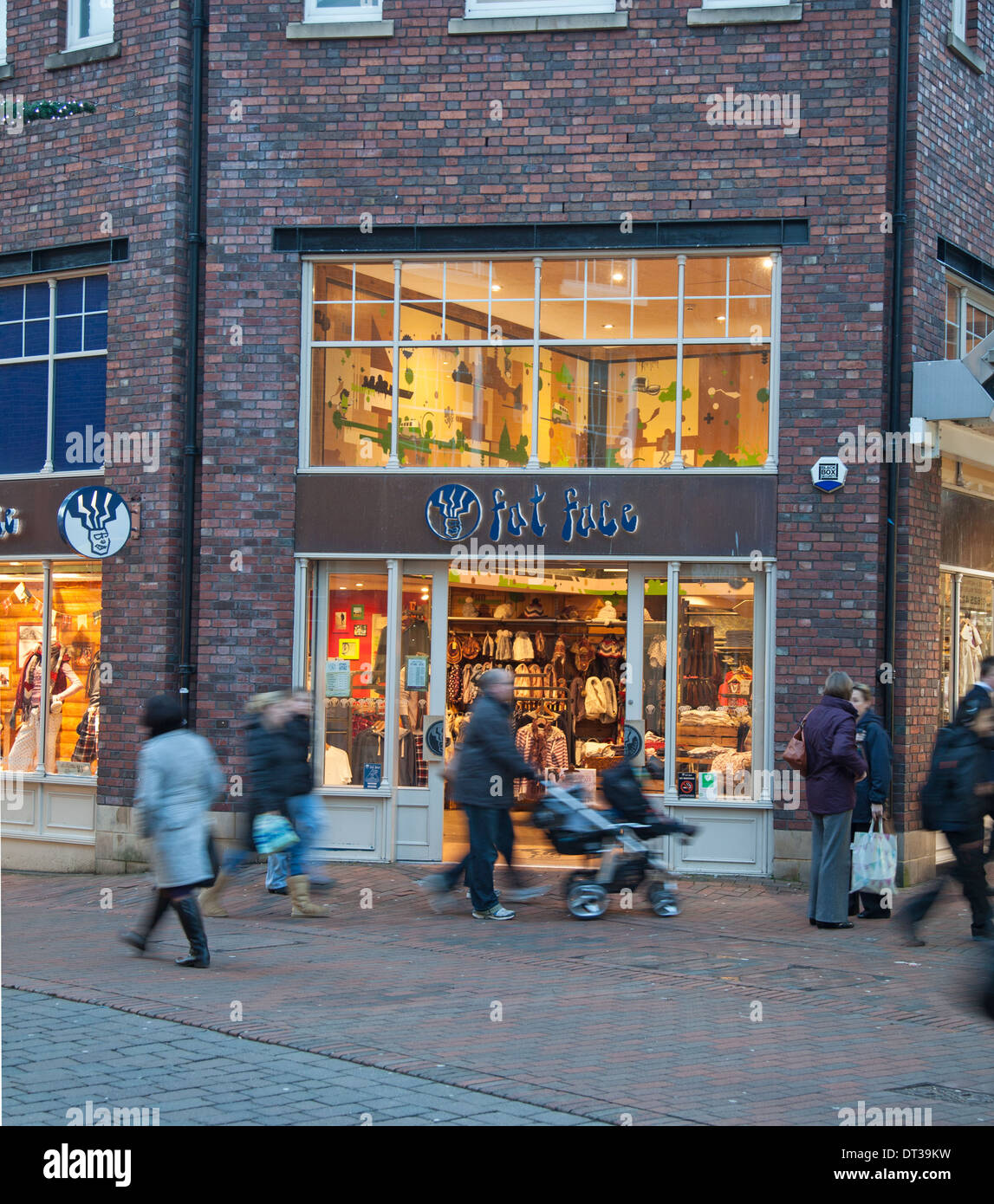 Segno sulla facciata anteriore o facciata della faccia grassa negozio di abbigliamento o memorizzare in Macclesfield Cheshire England Regno Unito Foto Stock