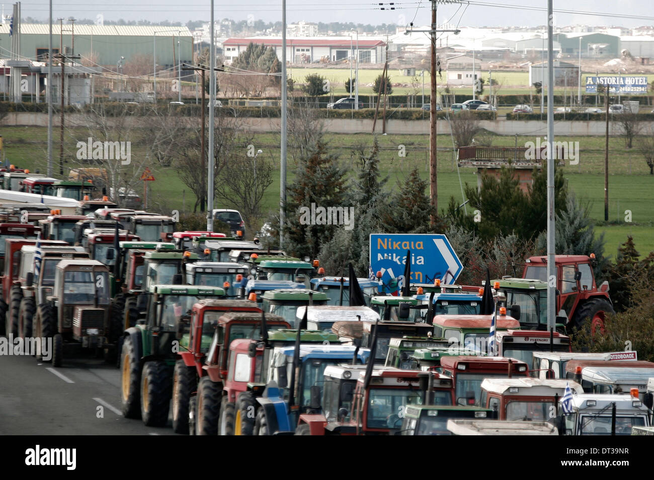 Nikaia, Larissa, Grecia. 7 febbraio 2014. Gli agricoltori cercano di bloccare l'autostrada tra Salonicco e Atene in Nikaia, circa 380 km a nord di Atene. Protesta degli agricoltori greci, che chiedono agevolazioni fiscali e di altri benefici, hanno rifiutato un offerta da parte del governo greco dopo un febbraio 6 sale riunioni e ci hanno detto che non avrebbe relent e mantenere i loro trattori posizionati in corrispondenza di punti chiave sulle strade principali in tutta la Grecia, che hanno continuamente minacciato di bloccare a meno che essi non siano di ottenere tutto ciò che vogliono. Nikaia, Grecia nel febbraio 7, 2014. Credito: Konstantinos Tsakalidis/Alamy Live News Foto Stock