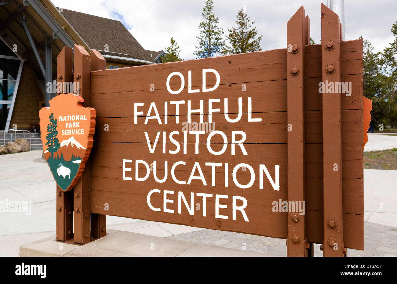 Segno al di fuori del Vecchio fedele Visitatore Centro educativo, il Parco Nazionale di Yellowstone, Wyoming USA Foto Stock