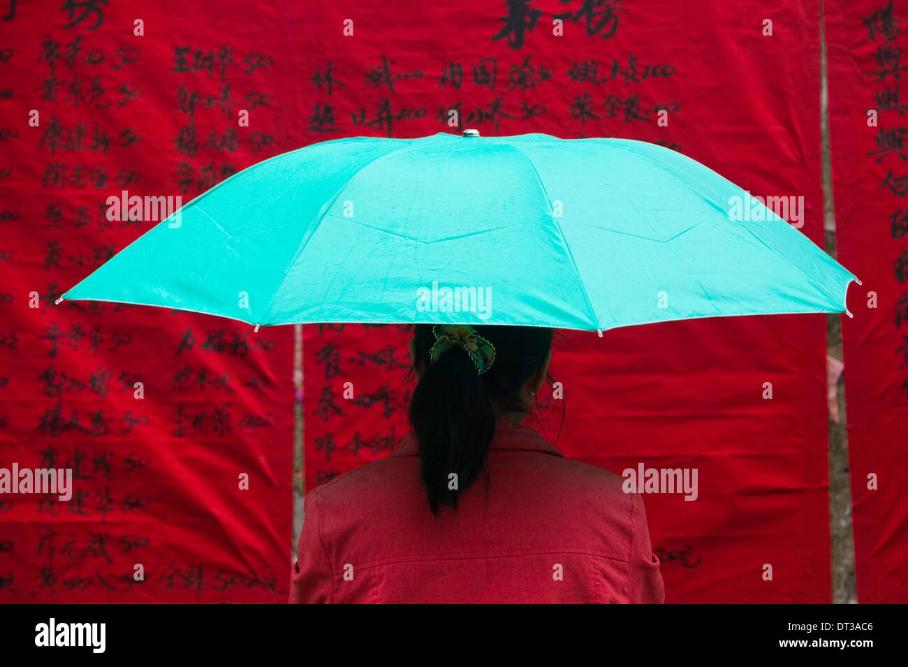 Donna sotto l ombrello, Cina Foto Stock