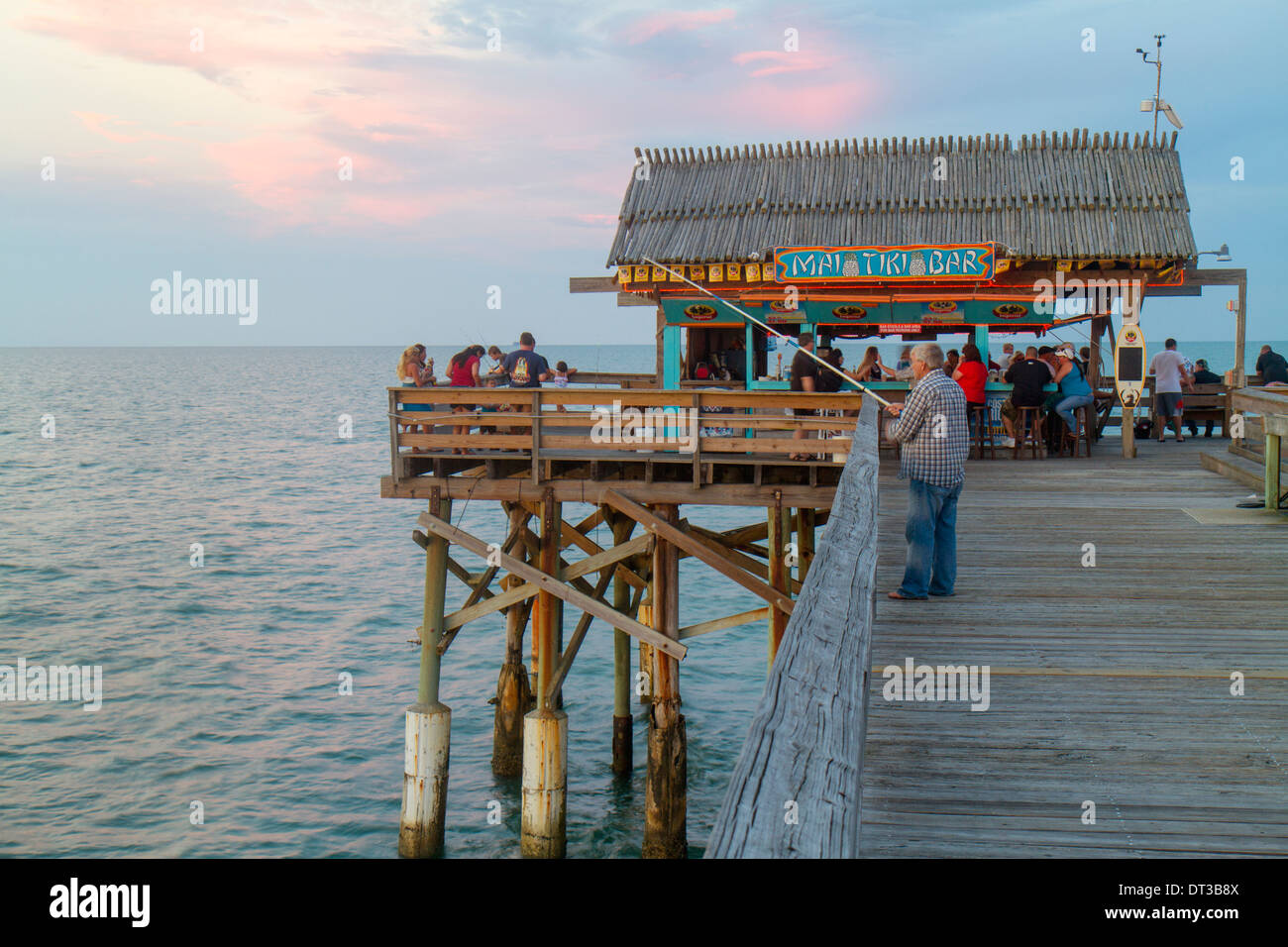 Cocoa Beach Florida, Cocoa Beach Pier, Atlantic Ocean Water, molo per la pesca, acqua, storico punto di riferimento, mai Tiki Bar, adulti uomini uomini maschi, pesce Foto Stock