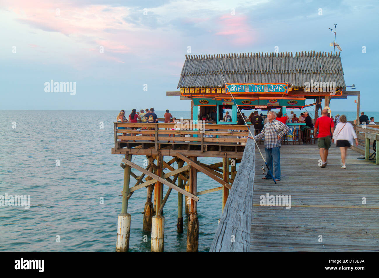 Cocoa Beach Florida, Cocoa Beach Pier, Atlantic Ocean Water, molo per la pesca, acqua, storico punto di riferimento, mai Tiki Bar, adulti uomo uomo maschio, donna Foto Stock