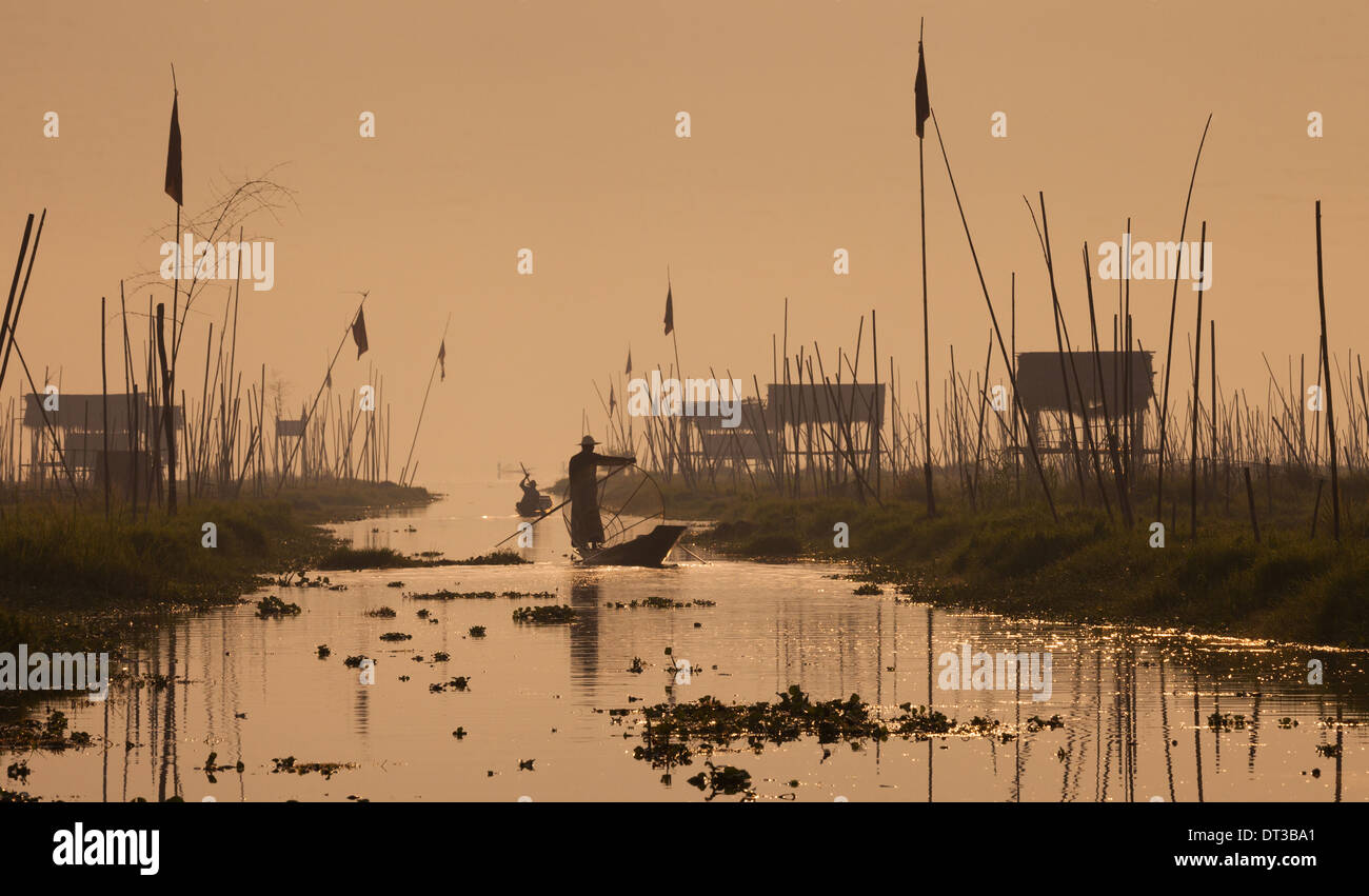 I pescatori sul Lago Inle, Myanmar Foto Stock