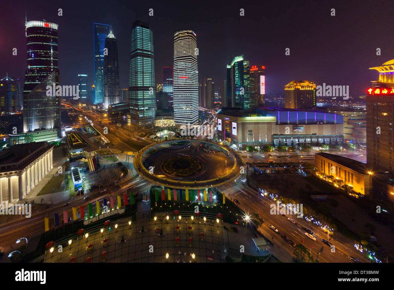 Il Lujiazui cerchio di traffico, con una elevata passeggiata pedonale, di notte, Shanghai, Cina Foto Stock
