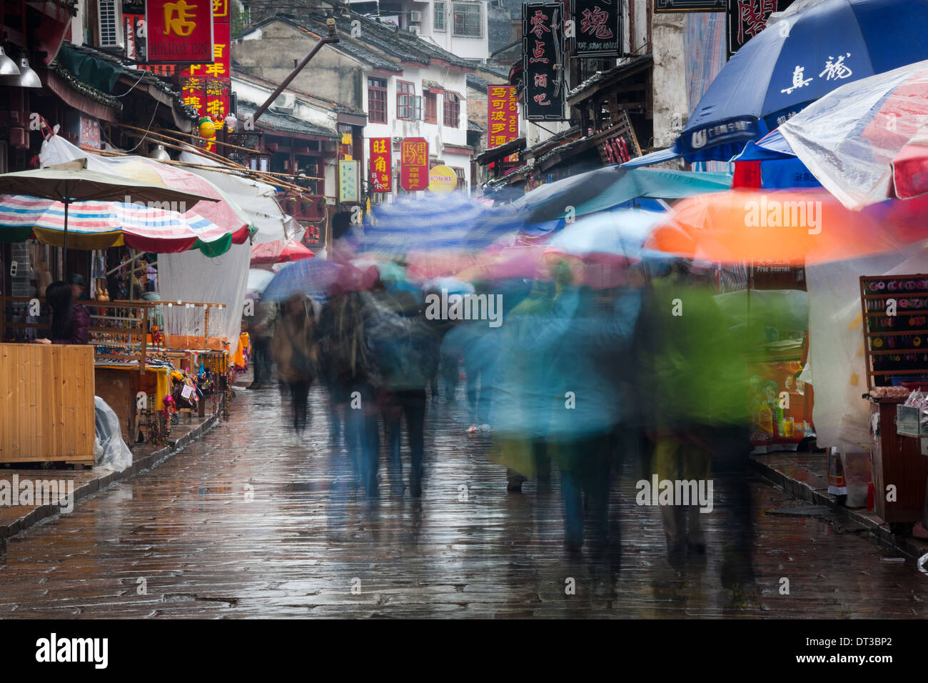 La cittadina di Yangshuo, Cina sotto la pioggia Foto Stock