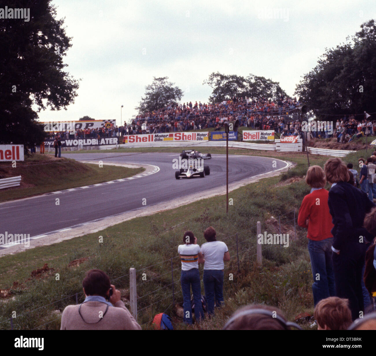 Ronnie Peterson Lotus 79 n. 6 sul suo modo di pole position al 1978 GP di Gran Bretagna a Brands Hatch, seguita da Arturo Merzario Foto Stock