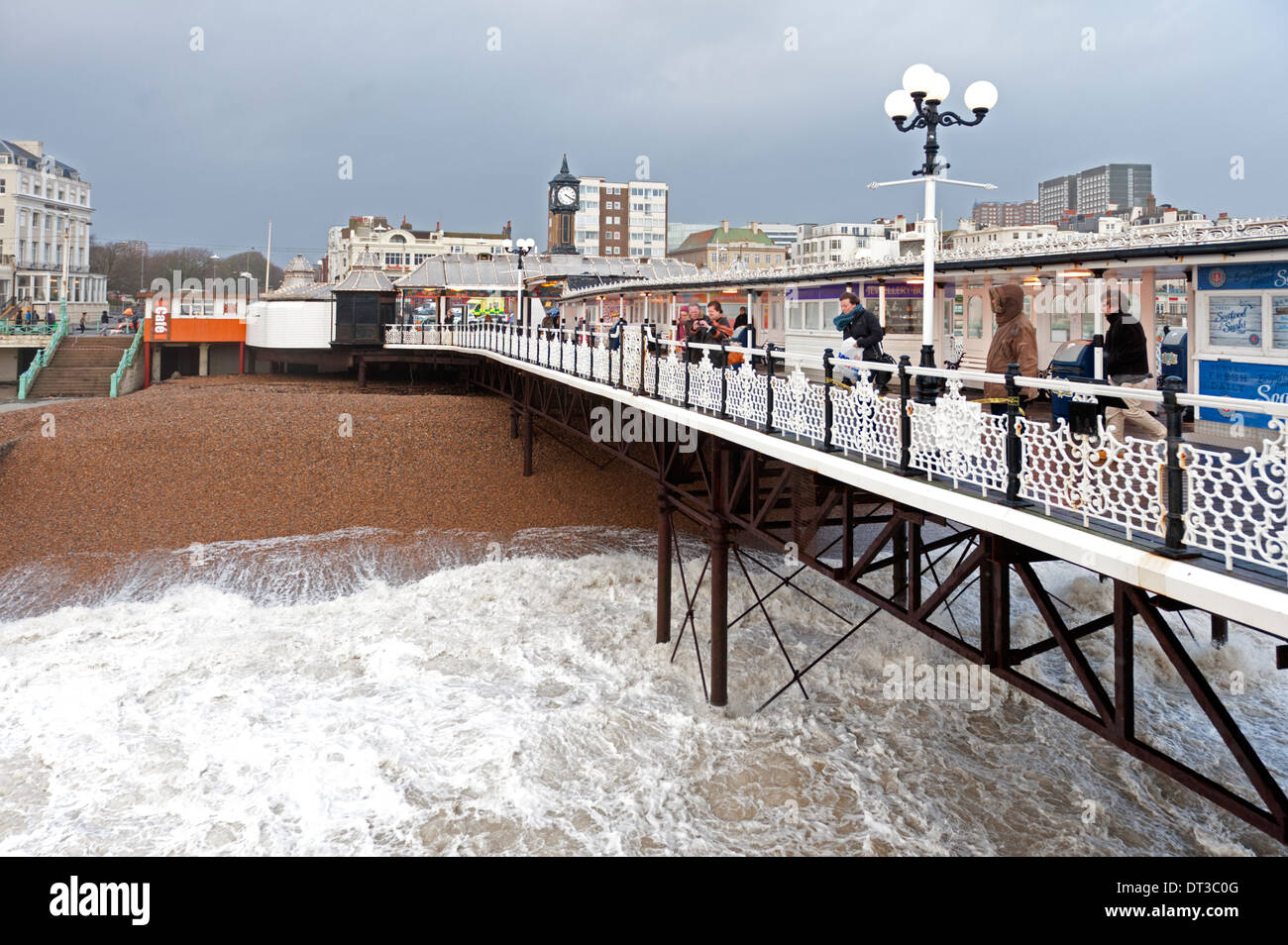 In alto mare come visto dal Molo di Brighton durante le tempeste che spazzato attraverso il sud della Gran Bretagna nel mese di gennaio e febbraio 2014 Foto Stock