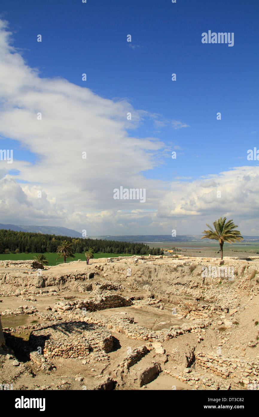 Una vista dell'area del tempio e il luogo alto dal periodo del Bronzo al Tel Meghiddo, un sito del Patrimonio Mondiale Foto Stock