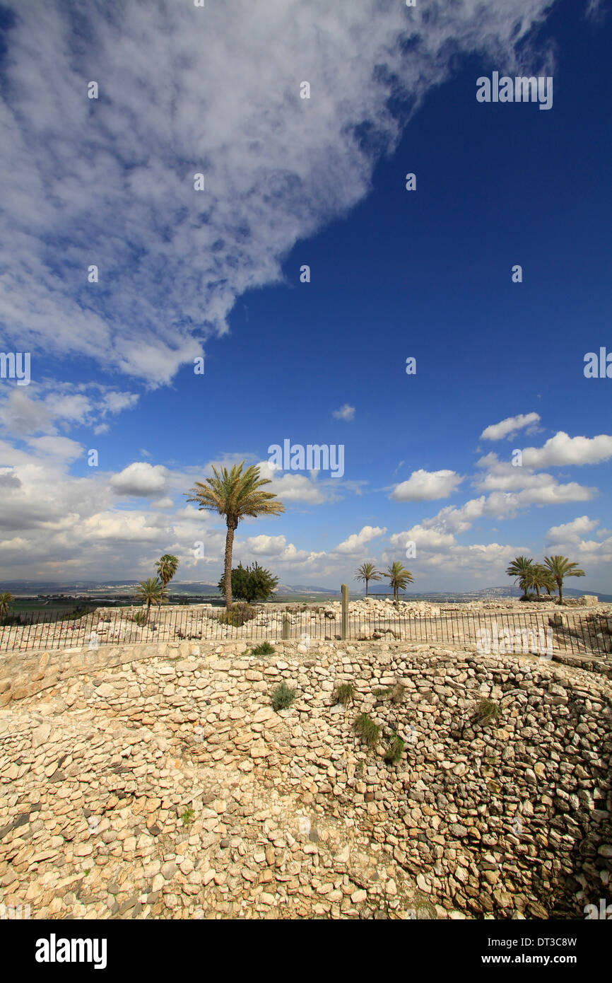 Un silo di grano dal tempo del re Geroboamo in Tel Meghiddo, un sito del Patrimonio Mondiale Foto Stock