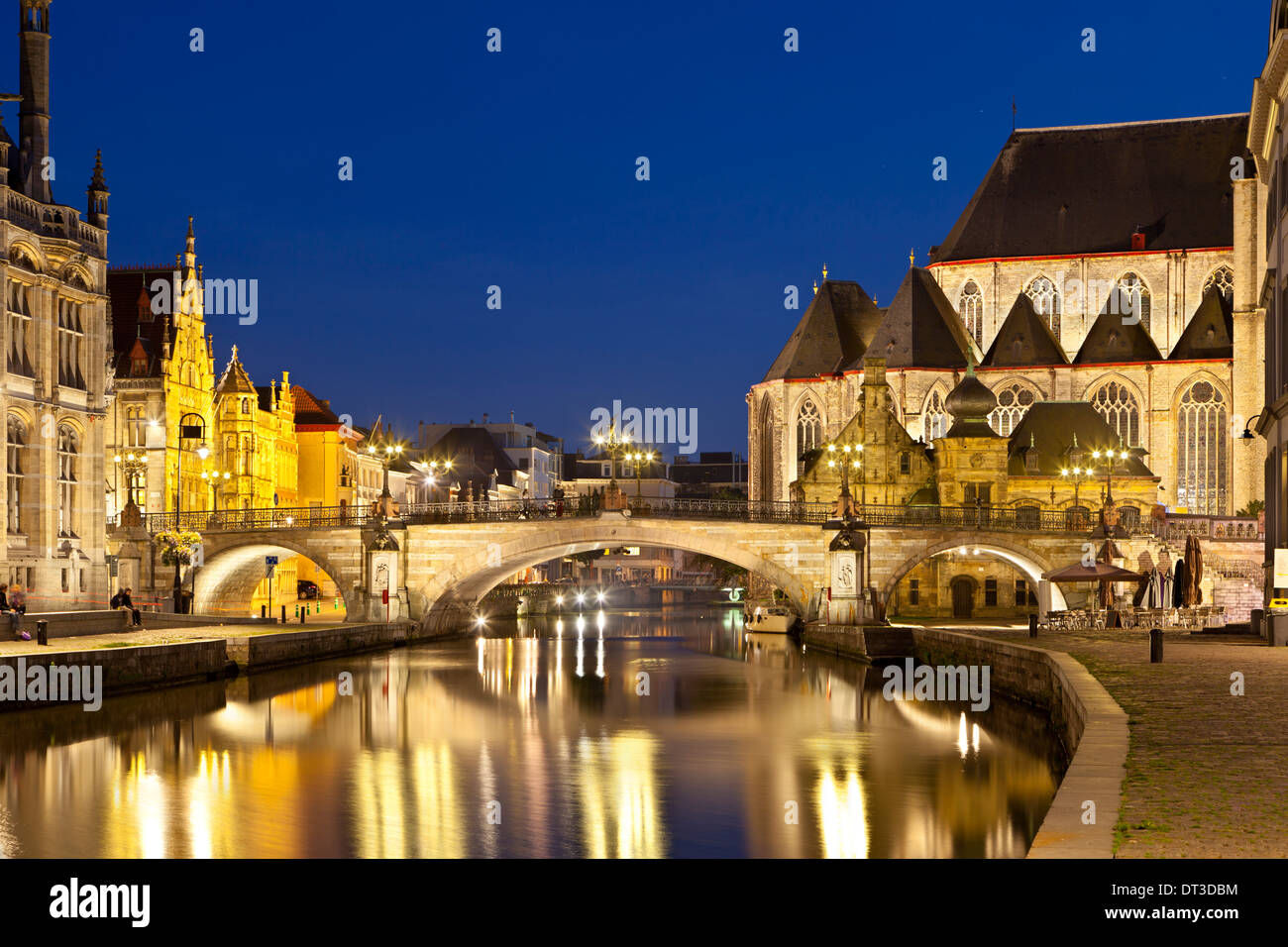 Notturno di lunga esposizione shot del famoso canale di Saint Michaels Ponte sul Graslei a Gand, Belgio. Foto Stock