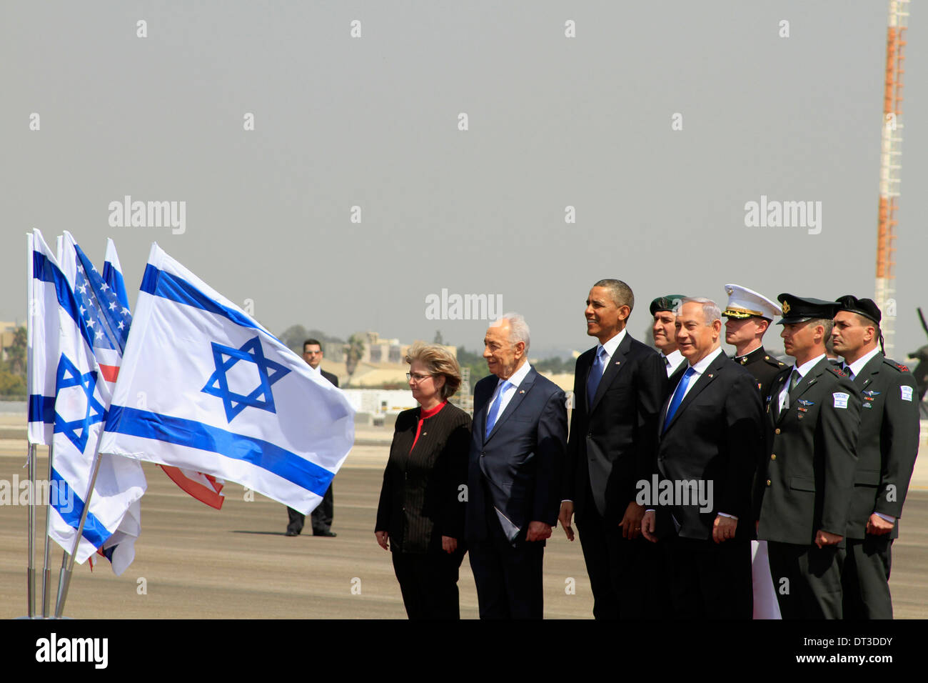 Il Presidente Usa Barack Obama con il presidente israeliano Peres e il Primo ministro Netanyahu durante la cerimonia di accoglienza in aeroporto TLV Foto Stock