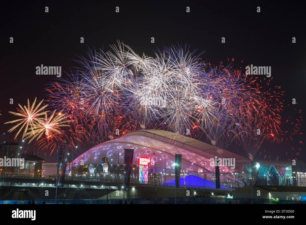 Sochi, Krai Krasnodar, Russia. 07 feb 2014. Fuochi d'artificio esplodere sopra la parte superiore del stadium arena durante la cerimonia di apertura del XXII Giochi Olimpici Invernali a Fisht Olympic Stadium Credit: Azione Plus immagini di sport/Alamy Live News Foto Stock