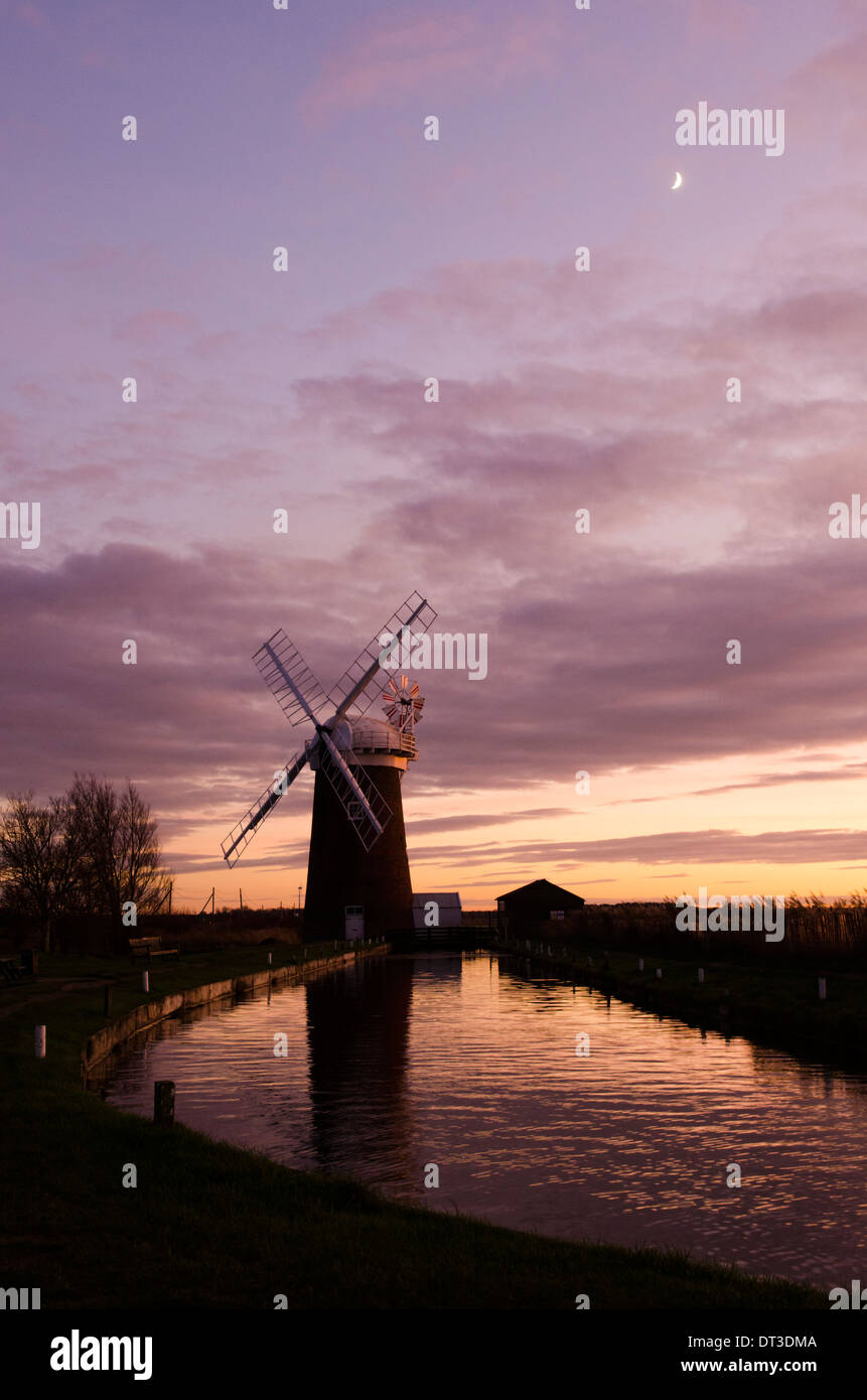 Horsey Windpump, Norfolk, Regno Unito. Dicembre. Tramonto con luna newish Foto Stock