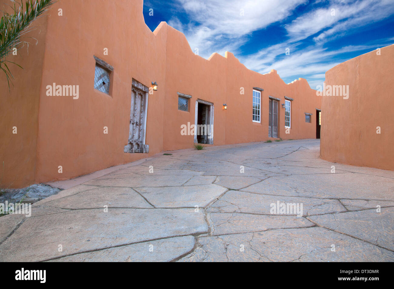 Edifici Adobe accanto a Rock Road Foto Stock