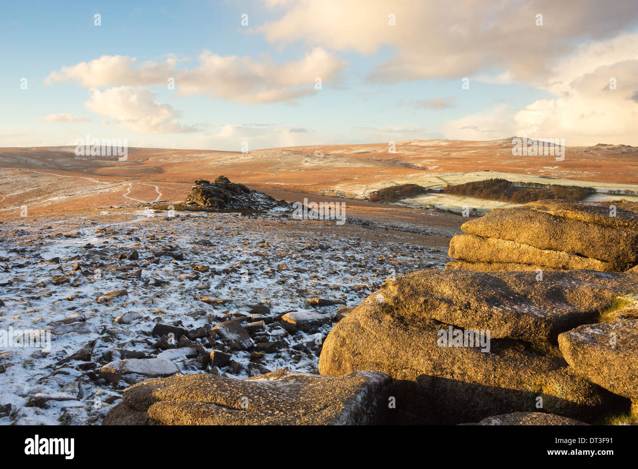 Una leggera spolverata di neve sul Belstone tor con vedute verso maggiore tor parco nazionale di Dartmoor Devon UK Foto Stock