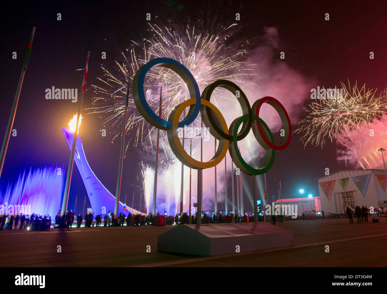 Sochi, Russia. 7 febbraio, 2014. 2/8/2014 Sochi, Russia. | Il 2014 Sochi Olimpiadi Invernali ha dato dei calci a fuori la concorrenza con la cerimonia di apertura. Che inizino i giochi. La torcia è stata accesa come fuochi d'artificio è andato fuori intorno Olympic Plaza portando l'inizio del 2014 Olimpiadi di Sochi. | Foto Sean M. Haffey UT San Diego. Credito: U-T San Diego/ZUMAPRESS.com/Alamy Live News Foto Stock