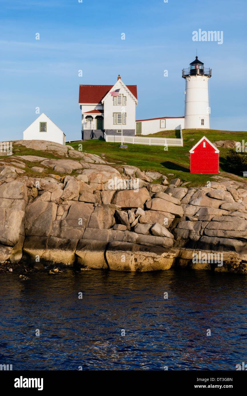 Nel tardo pomeriggio luce ricade su Cape Neddick faro o Nubble Luce, York Beach, Maine Foto Stock