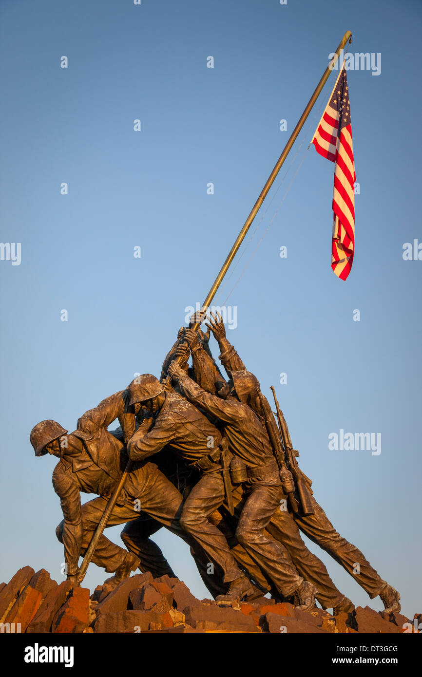 Prime luci dell alba all'Iwo Jima Marines Memorial vicino al Cimitero Nazionale di Arlington, Arlington, Virginia, Stati Uniti d'America Foto Stock