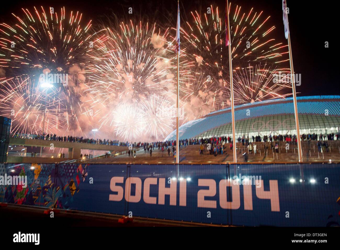 Sochi, Russia. 7 febbraio, 2014. 2/8/2014 Sochi, Russia. | Il 2014 Sochi Olimpiadi Invernali ha dato dei calci a fuori la concorrenza con la cerimonia di apertura. Che inizino i giochi. La torcia è stata accesa come fuochi d'artificio è andato fuori intorno Olympic Plaza portando l'inizio del 2014 Olimpiadi di Sochi. | Foto Sean M. Haffey UT San Diego. Credito: U-T San Diego/ZUMAPRESS.com/Alamy Live News Foto Stock