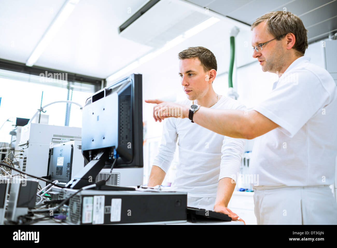 Il team di ricercatori di effettuare esperimenti in laboratorio (SHALLOW DOF; dai toni di colore immagine) Foto Stock