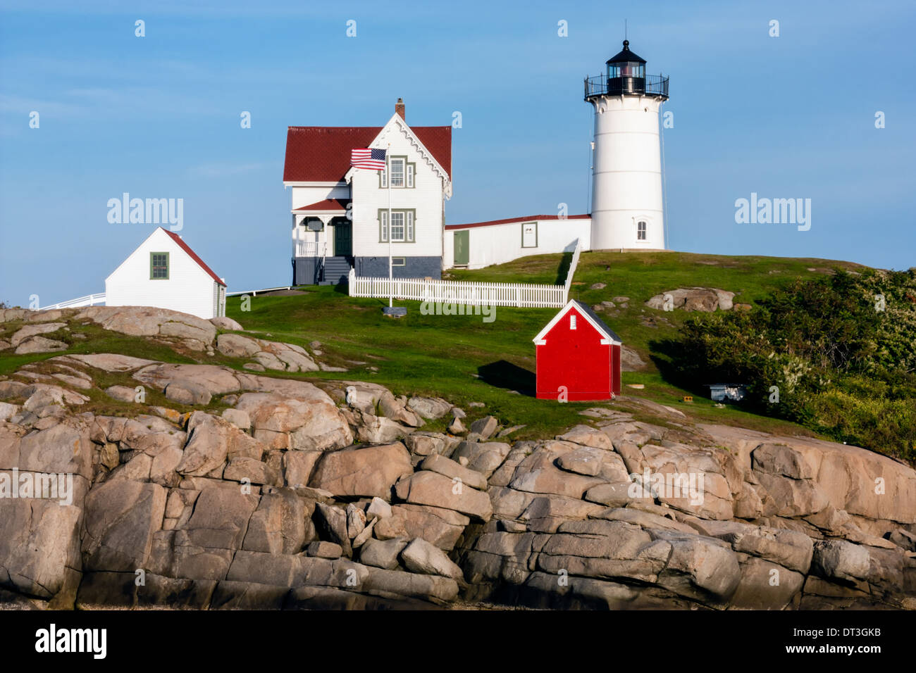 Nel tardo pomeriggio luce ricade su Cape Neddick faro o Nubble Luce, York Beach, Maine Foto Stock
