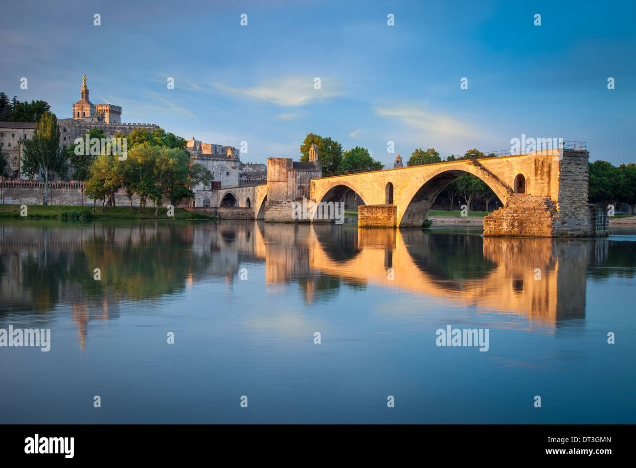 Sunrise su Pont Saint Benezet, Palais des Papes e la medievale città di Avignon, Provenza Francia Foto Stock