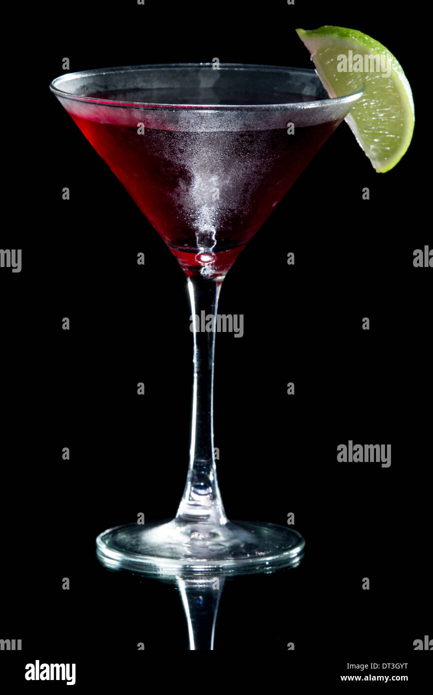 Martini cosmopolita servita con un calce isolata su uno sfondo nero Foto Stock