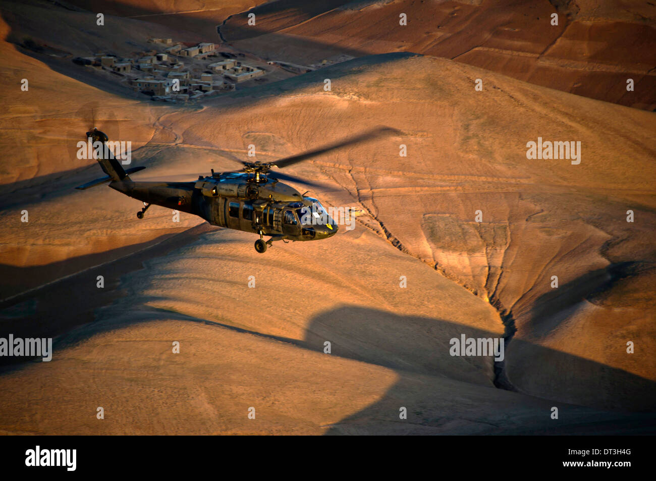 Un esercito americano UH-60 Black Hawk elicottero sorvola western Afghanistan 12 aprile 2012 sul modo di FOB Shindand, provincia di Herat, Afghanistan. Foto Stock